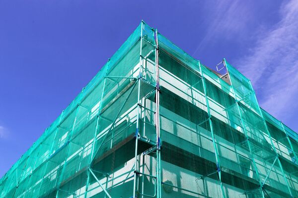 Bauzäune und Netze erschweren für Gebäudebrüter den Zugang zu ihren Nestern und können eine Gefahr darstellen.